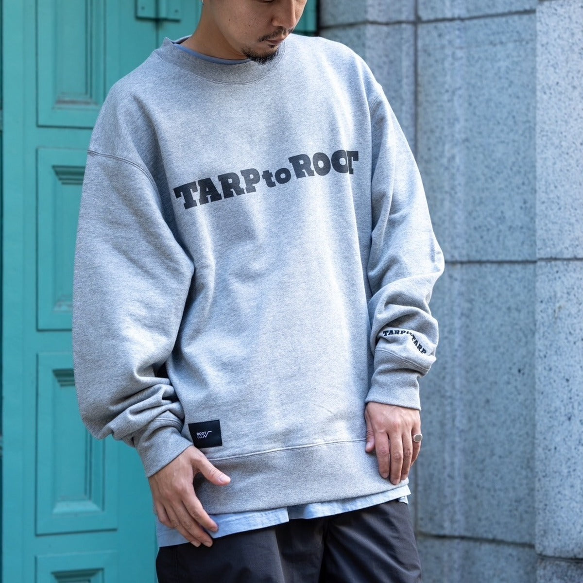 ROOT CO. × TARPtoTARP_PLAY UTILITY BACK POCKET Logo Crewneck Sweat